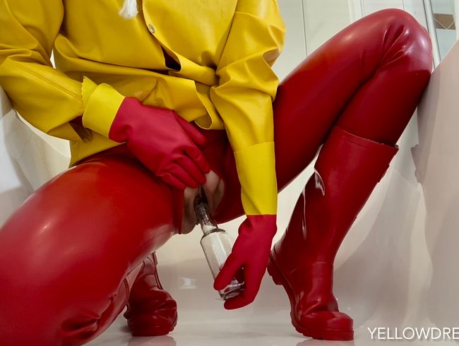 Download: Yellowdreamcap - STOPP! Rotes Latex, Gasmaske, Gummistiefel, gelbe Regenjacke noch ein bisschen Natursekt.