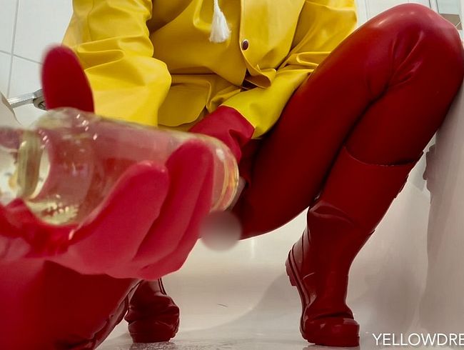 Download: Yellowdreamcap - 2. STOPP! Rotes Latex, Gasmaske, Gummistiefel, gelbe Regenjacke und viel Natursekt.
