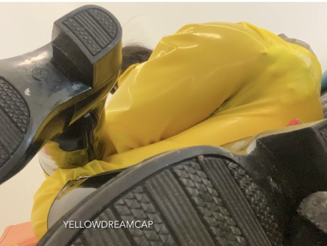 Download: Yellowdreamcap - Ich bin so heiß im gelben Latex Höschen