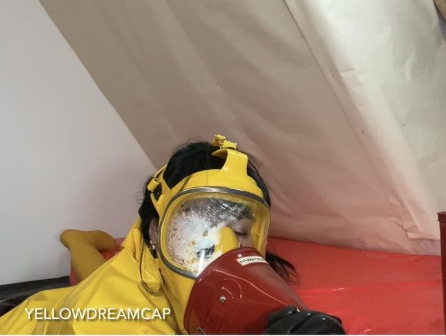 Download: Yellowdreamcap - Geiles gummifeeling auf dem Dachboden