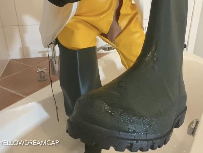 Download: Yellowdreamcap - Chrissi geilt sich an langer Gummi piss Aktion im Bad auf