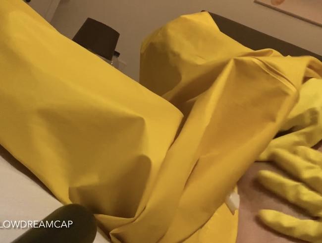 Download: Yellowdreamcap - Mit weichem gelben Gummi umhüllt und an den Füßen feuchte Aigle Gummistiefel