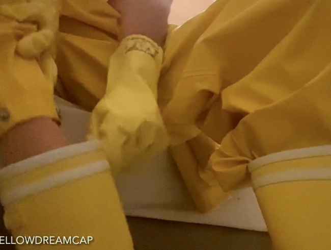 Download: Yellowdreamcap - Mit weichem gelben Gummi umhüllt und an den Füßen feuchte Aigle Gummistiefel