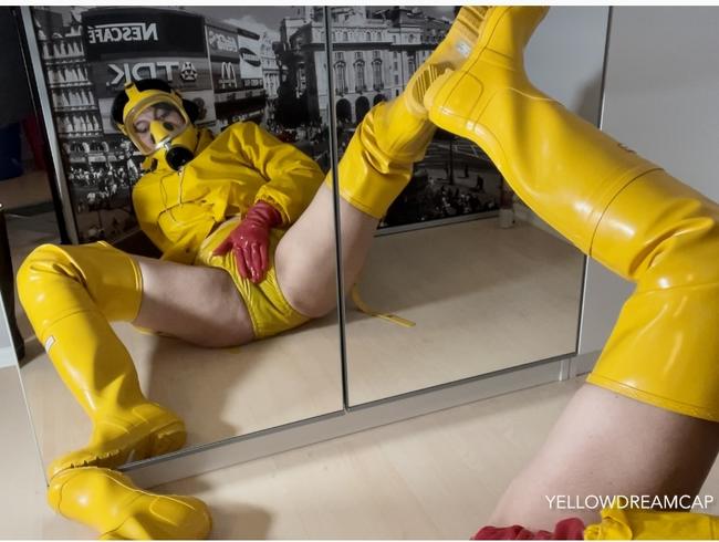 Download: Yellowdreamcap - Mit ganz viel geilem, gelben Gummi zum Orgasmus mit Dildo