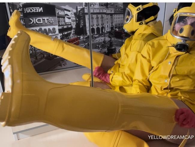 Download: Yellowdreamcap - Mit ganz viel geilem, gelben Gummi zum Orgasmus mit Dildo