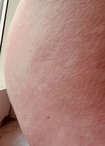 Download: YourHottieGirl - Geiles Stück besorgt sich hart auf der Fensterbank mit fetten Dildo am helligen Tag und stöhnt laut