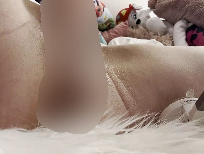 Download: YourHottieGirl - Nahaufname von nasser Muschi mit Naturdildo tief am ficken ...