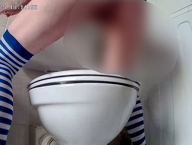 Download: YourHottieGirl - Dildo reiten auf dem Klo