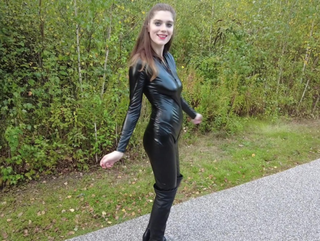 Download: Zara-Bizarr - Public Piss im schwarzen Catsuit