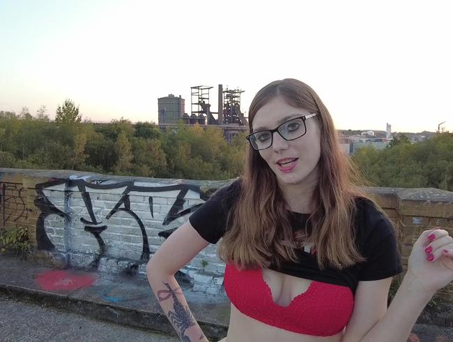 Download: Zara-Bizarr - Public riesen Cumshot ins Gesicht - Voll auf die Brille!