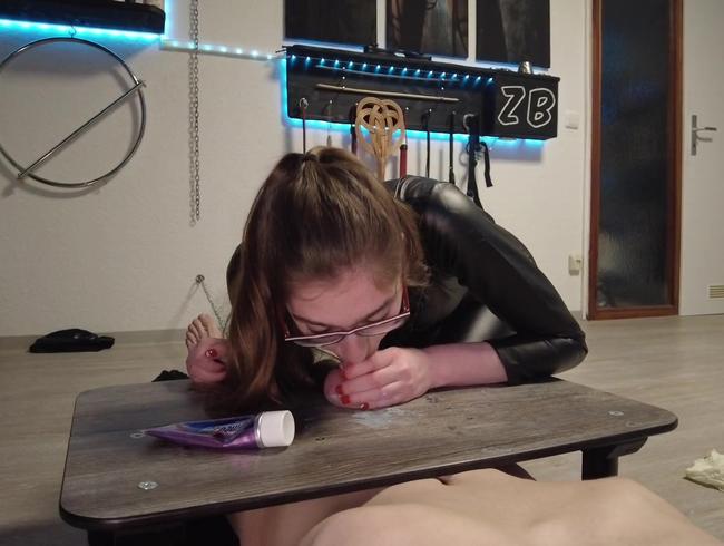 Download: Zara-Bizarr - SCHWANZ MIT ZAHNPASTA POLIERT UND DIE SAHNE RAUS GEBLASEN