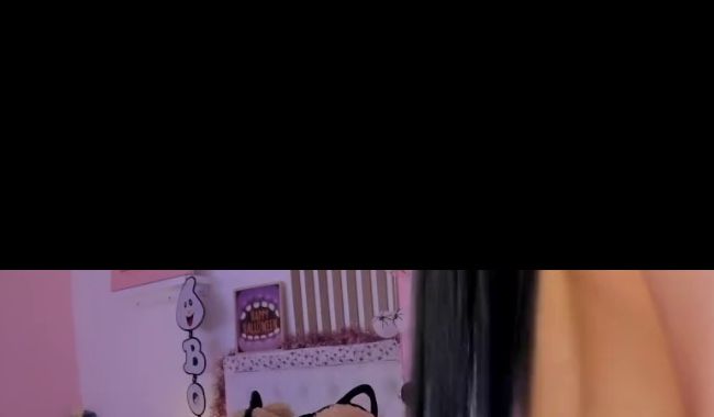 Download: ZoeJones - Schwarzhaarige Frau mit Brille wird in ihrem Zimmer gefickt