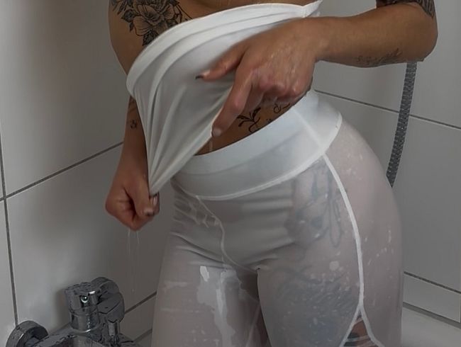 Download: ZoeyLinn772 - Heiße Dusche in enger weißer Leggings und Duschkopf Spiele