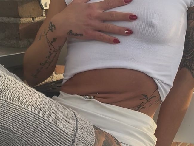 Download: ZoeyLinn772 - Es ist kalt …. Das heißt: STEIFE geile Nippel!! ;)