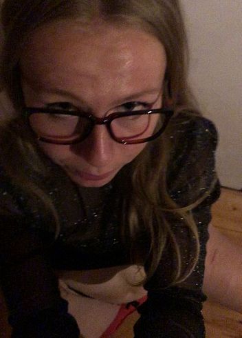 Download: Zoey_Cum - Sexy Sekretärin Zoey_Cum bläst tief und wird doggy gefickt