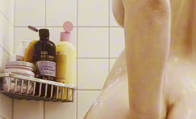 Download: Zuckerwuerstchen00 - Schaumige Dusche im Krankenhaus