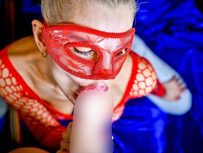 Download: _Crystal_Milf_ - Eine sexy Schönheit in roter Lingerie lutscht meinen Schwanz perfekt und bekommt dafür ihren Samen in den Mund.