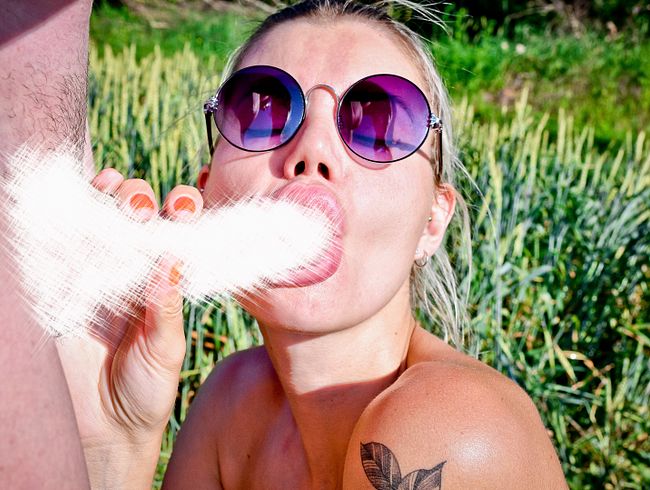 Download: _Crystal_Milf_ - Die sexy Königin liebt es, diesen leckeren Schwanz draußen zu lutschen und sich in den Mund