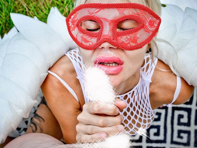 Download: _Crystal_Milf_ - Ein engelsgleich schönes Mädchen lutscht in der Natur einen Schwanz und bekommt Sperma in den Mund