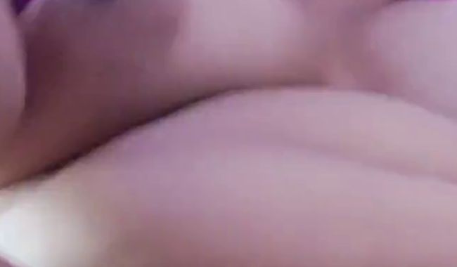 Download: alejaharker - BRÜNETTE SPIELT DILDO