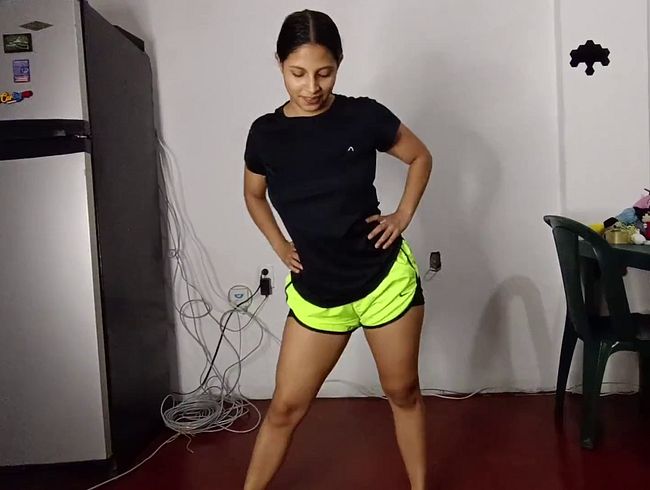 Download: alejaharker - Ich masturbiere und pinkle in meine Sportshorts