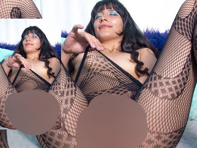 Download: alesaRicy - Ich ficke meine Muschi über meinem durchsichtigen Netz