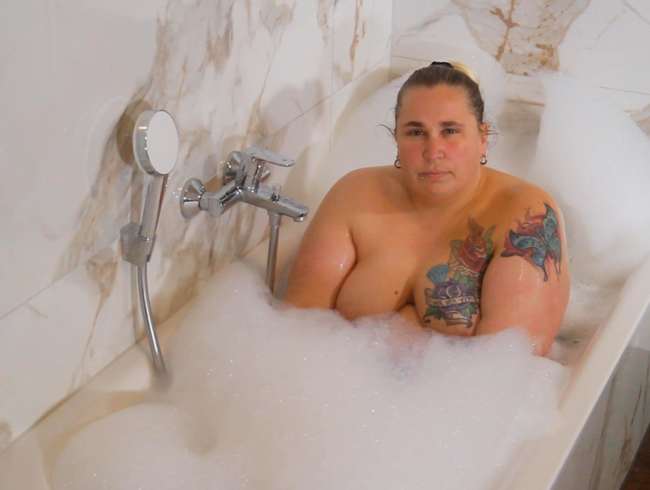 Download: badgirl1983 - Hure beim Baden