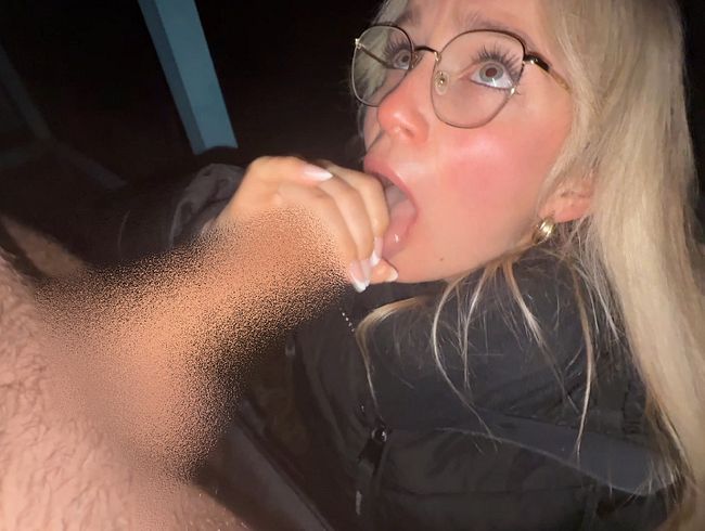 Download: baebaezoe - Outdoor Mitternachts-Blowjob
