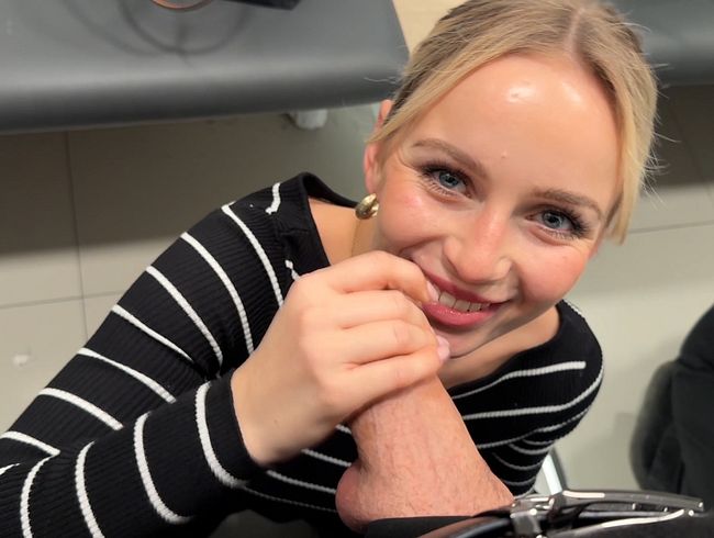 Download: baebaezoe - Date bekommt Blowjob in der Umkleidekabine :P