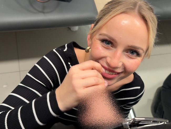 Download: baebaezoe - Date bekommt Blowjob in der Umkleidekabine :P