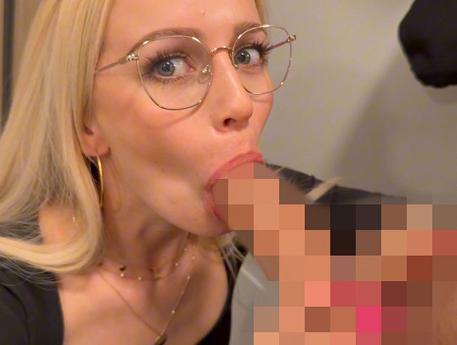 Download: baebaezoe - Shhh! Öffentlicher Deepthroat in der Umkleide :P