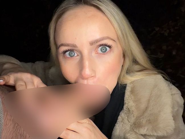 Download: baebaezoe - Blonde Outdoor Schlampe gibt Blowjob und schluckt