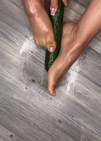 Download: balkanmistress - Feetjob with a bad cucumber