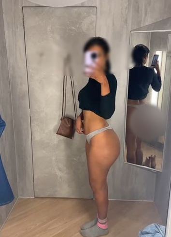 Download: barbieblackdoll - Umkleidekabine im Einkaufszentrum