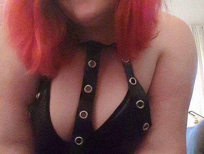 Download: bbw_93 - Curvy bbw in sexy wetlook Kleid mit großen Brüsten lässt sie schaukeln