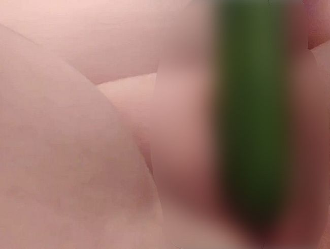 Download: bbw_93 - Gurke Teil 3: Fotzenfick mit Gurke und Vibrator an Kitzler