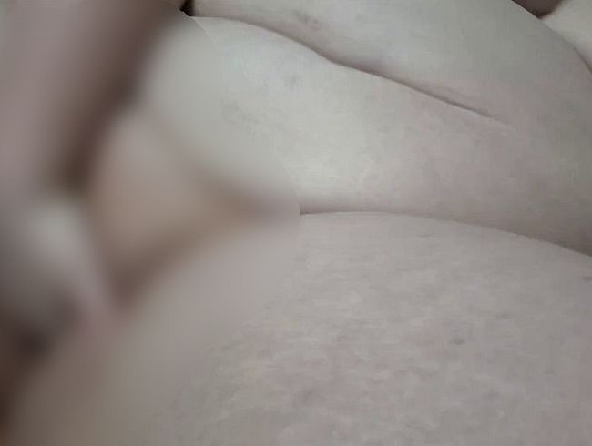 Download: bbw_93 - Ich fiste und finger meine geile Saftfotze auf dem Sofa