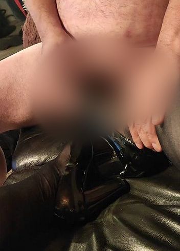 Download: bi-erotic - Gleich die neuen Schuhe voll spritzten lassen