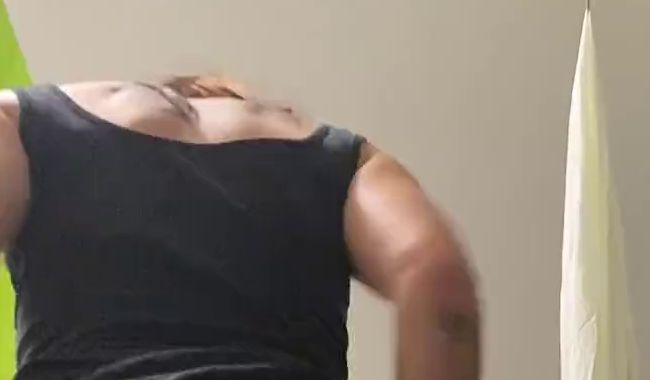 Download: blackforesttscent - In der Waschküche untern Rock gefilmt