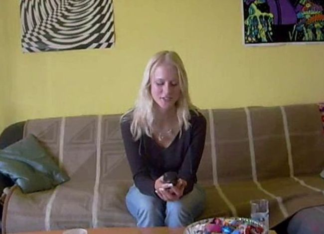 Download: blondehexe - Guten Tag, ich hab vor Ihre Tür gepisst! ;)