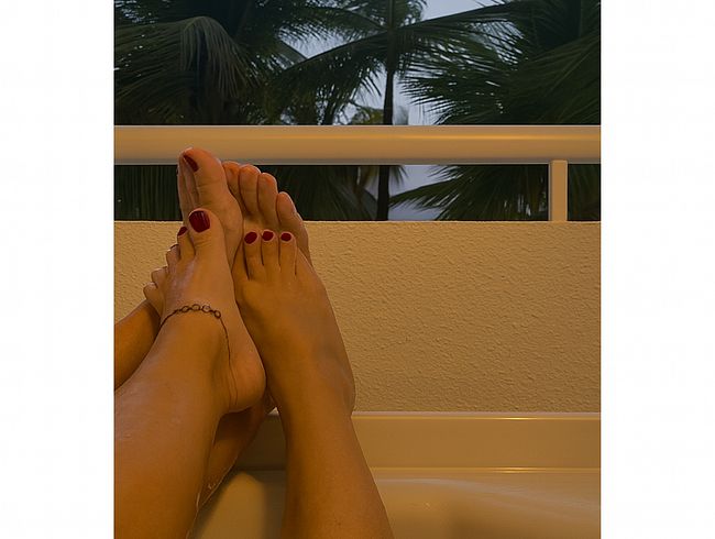 Download: blondehexe - Absolut neu. Männliche und weibliche Füße.