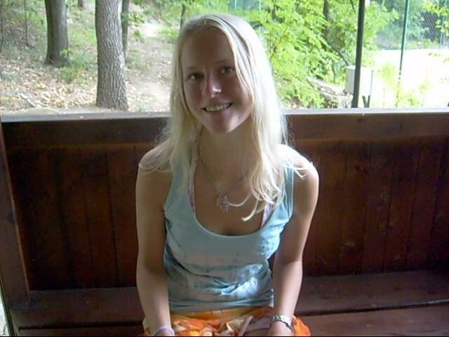 Download: blondehexe - Teeny masturbiert in Grillhütte