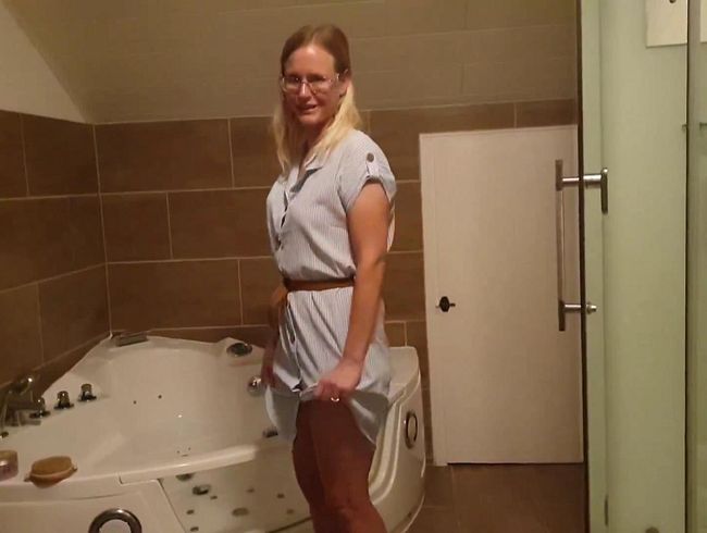 Download: blondehexe - Geiler Pissi