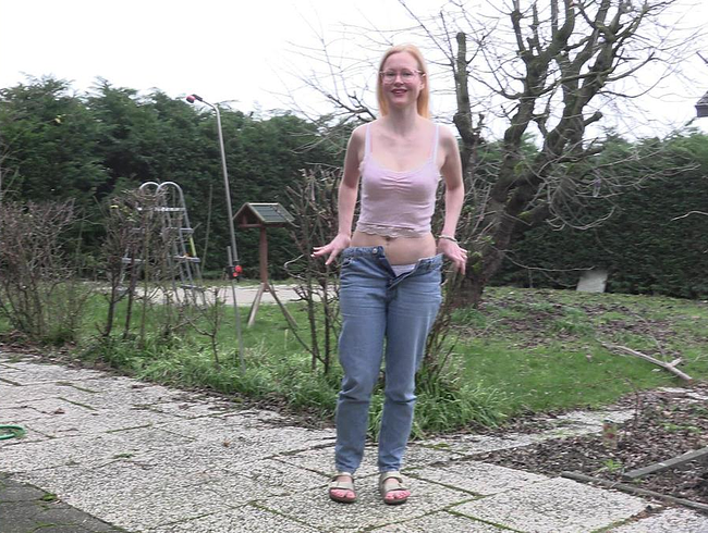 Download: blondehexe - Kurzer Pissi