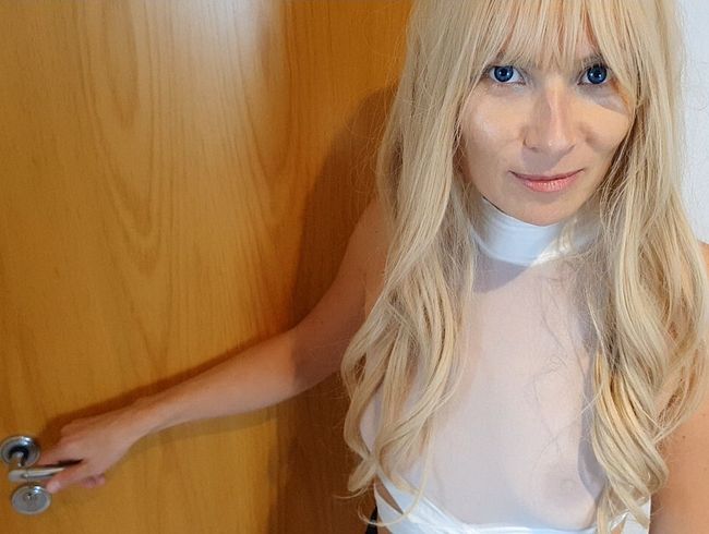 Download: blondes_teen_girl - Für seine Frau nebenan holt er die Milch! Doch er gibt mir seine Ass2Mouth!