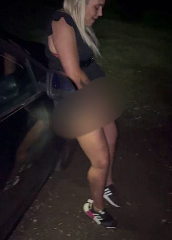 Download: bonieclydeerotik - Outdoor Parkplatz am Auto Nahaufnahme Kleid hoch milf squirtet Beine runter stöhnen,Hengst schaut zu