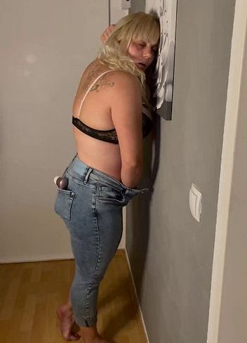 Download: bonieclydeerotik - Geile Sau Besorgt Es Sich Im Stehen Entspannt Angelehnt an Der Wand, Zittert Zuckend Stöhnend