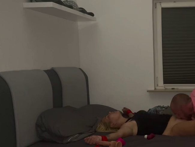 Download: bonieclydeerotik - Willenlos Angebunden, Vollkommen Ausgelieferte Blonde Geile Halbnackte Frau Wird Von Mann Befriedigt