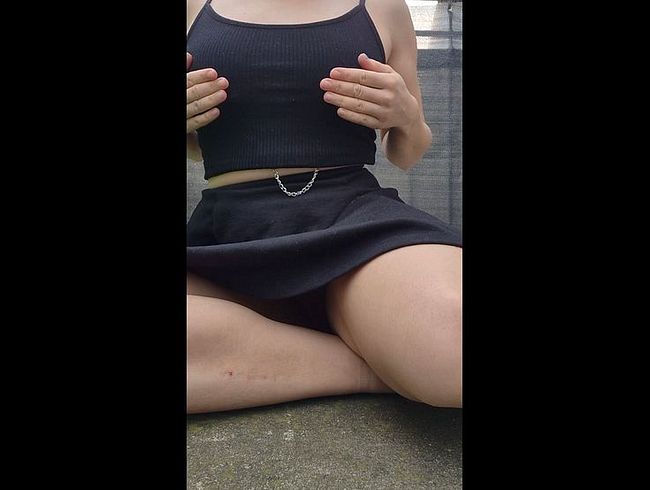 Download: cath_hot - Squirts & fünf Finger in meinem engen Loch auf dem Balkon neben viel befahrener Strasse