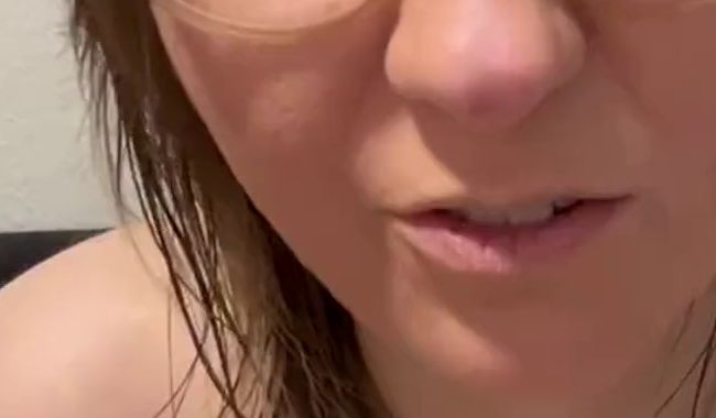 Download: clrapanties - komm und schaue mir zu , wie ich meine Titten eincreme